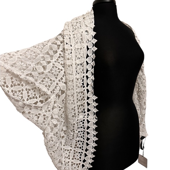 Laundry By Shelli Segal Tops - BNWT Gorgeous White Floral Lace Shrug